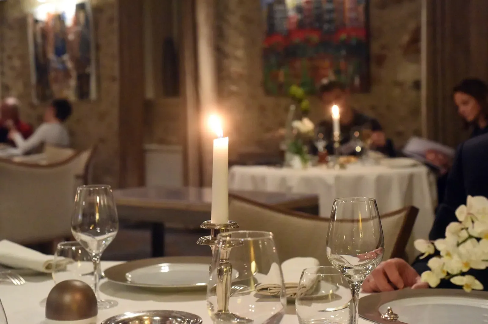 Restaurant & Café Lamps — Hospitality lighting with a premium feel.